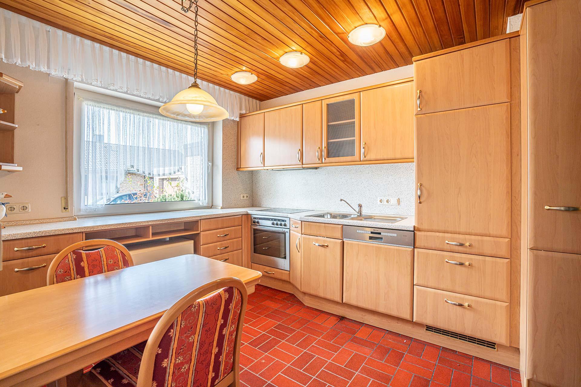 In der Küche ist neben einer großen Küchenzeile auch Platz für einen Frühstückstisch. Bungalow Bergheim