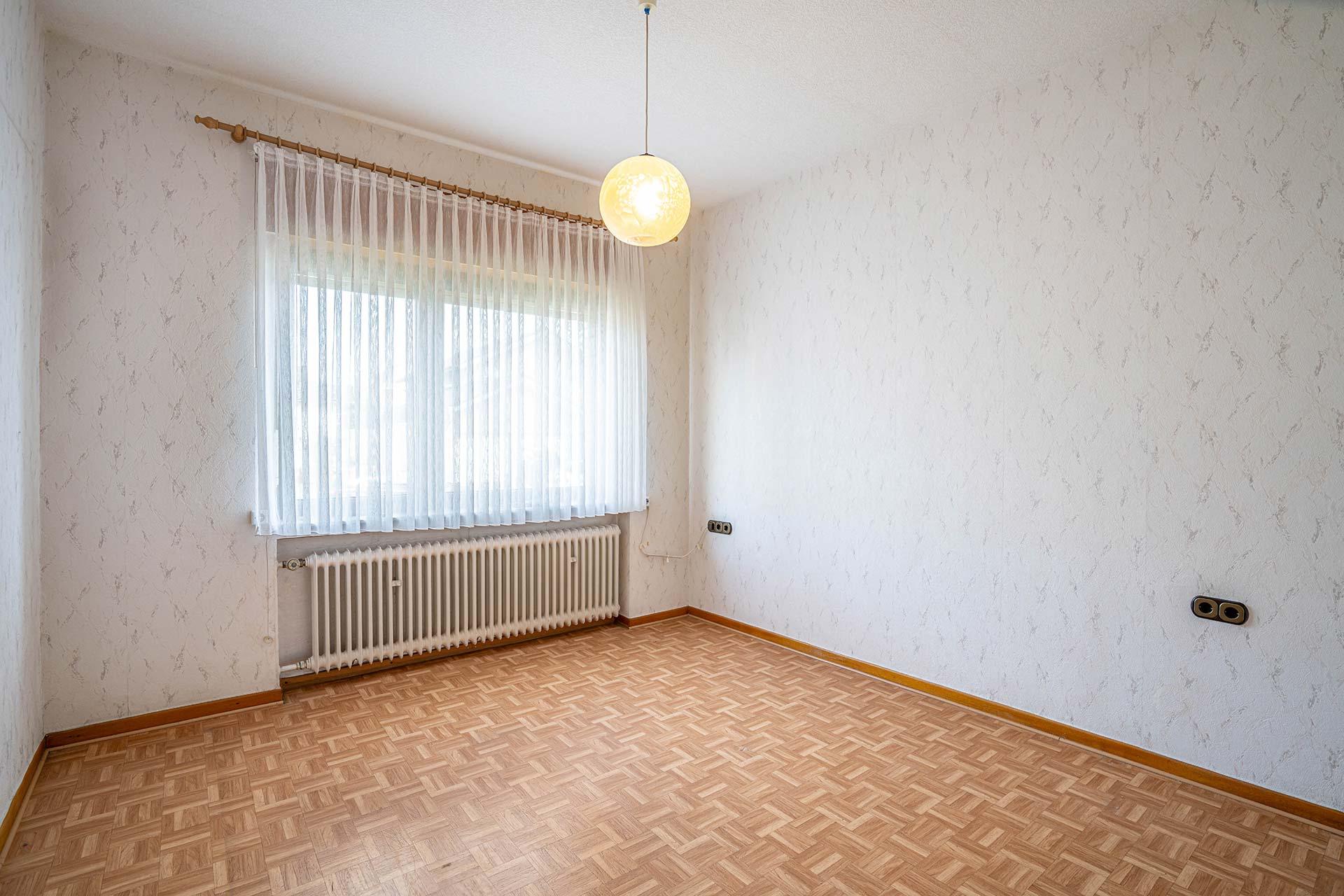 Ergänzt wird das Erdgeschoss durch ein Schlafzimmer, das sich auch als Arbeits-, Gäste- oder Kinderzimmer anbietet. Hier erschließen sich flexible Nutzungsmöglichkeiten für unterschiedliche Lebenssituationen. 
Das Schlafzimmer mit einer Raumhöhe von ca. 2,80 m hat eine Größe von ca. 13,14 m² und ist zur Vorderseite gelegen. Reihenmittelhaus Kerpen