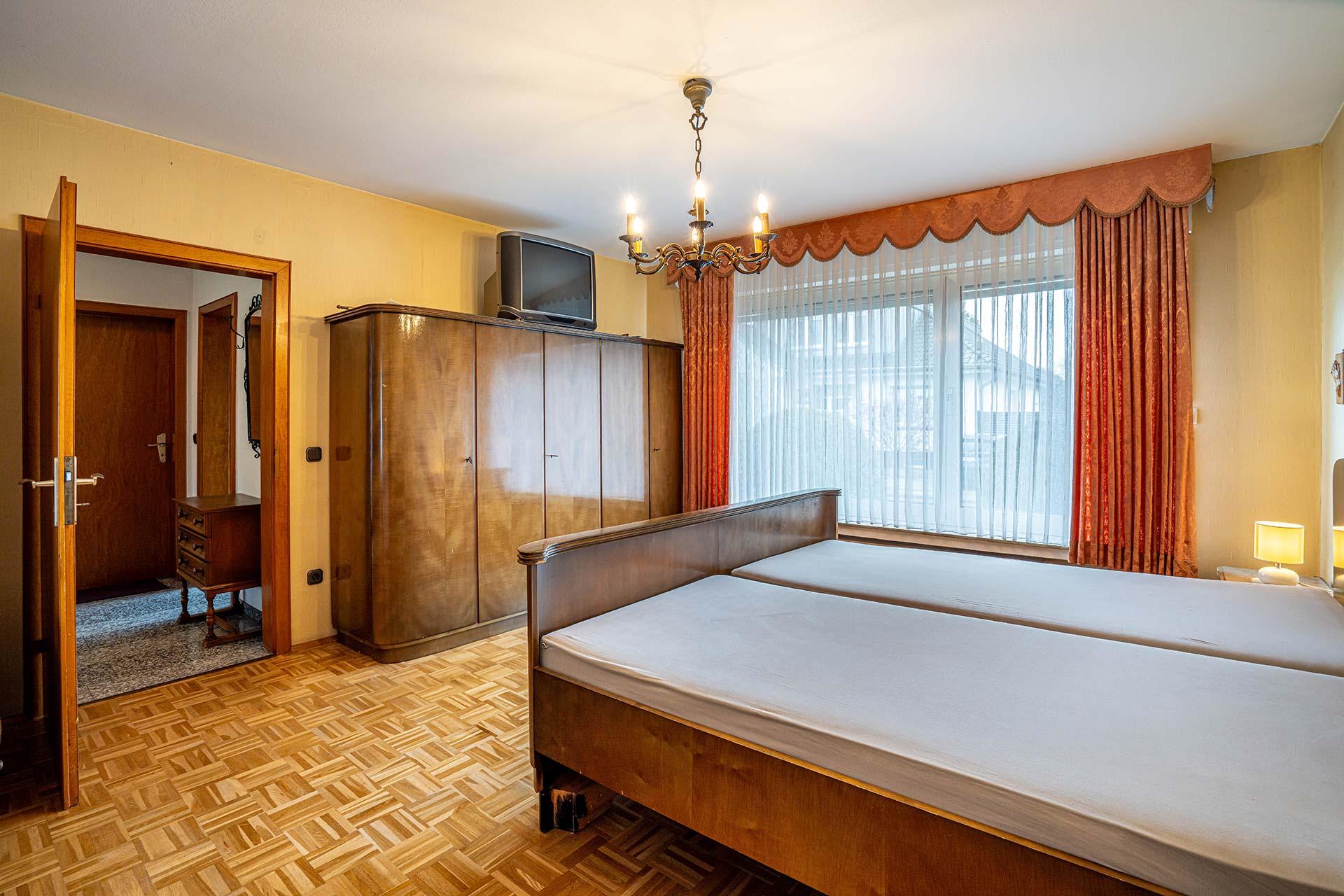 Das einzige Schlafzimmer der Immobilie, mit großem Fenster, ist zur Vorderseit gelegen. Bungalow Kerpen