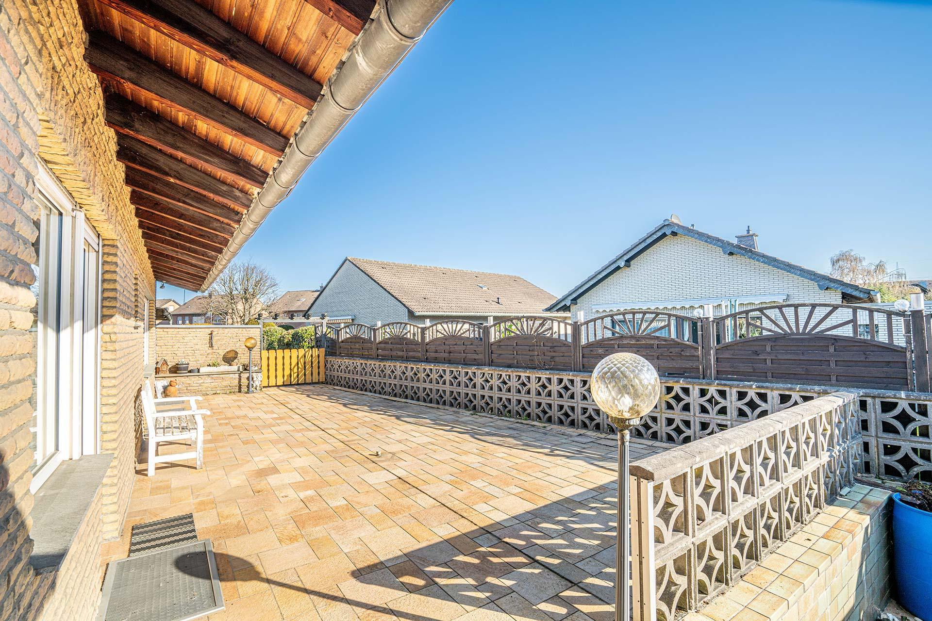 Blick auf die Terrasse von der prachtischen Kelleraußentreppe aus. Bungalow Bergheim