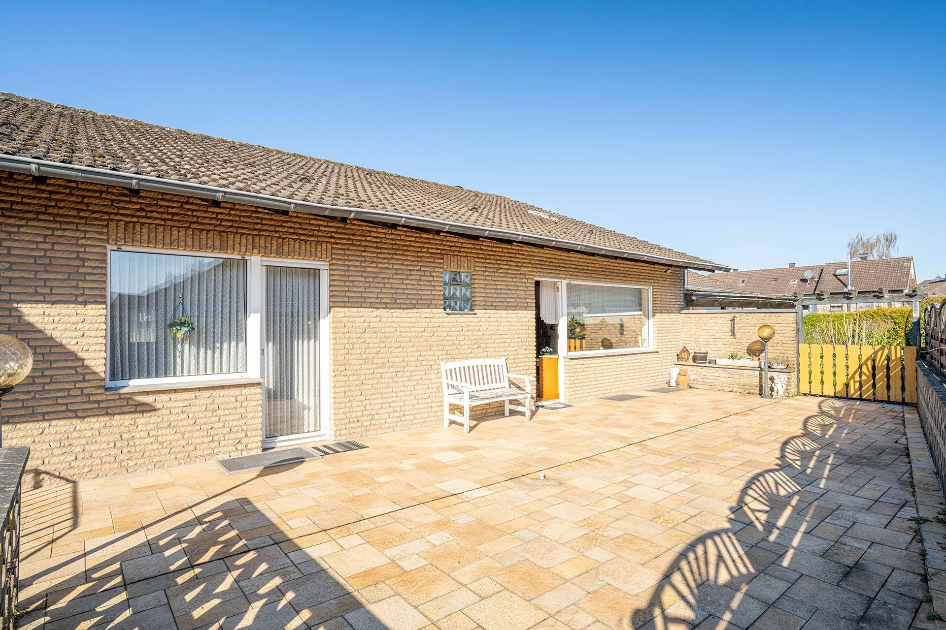 Blick über die rund 51 m² große Terrasse. Bungalow Bergheim