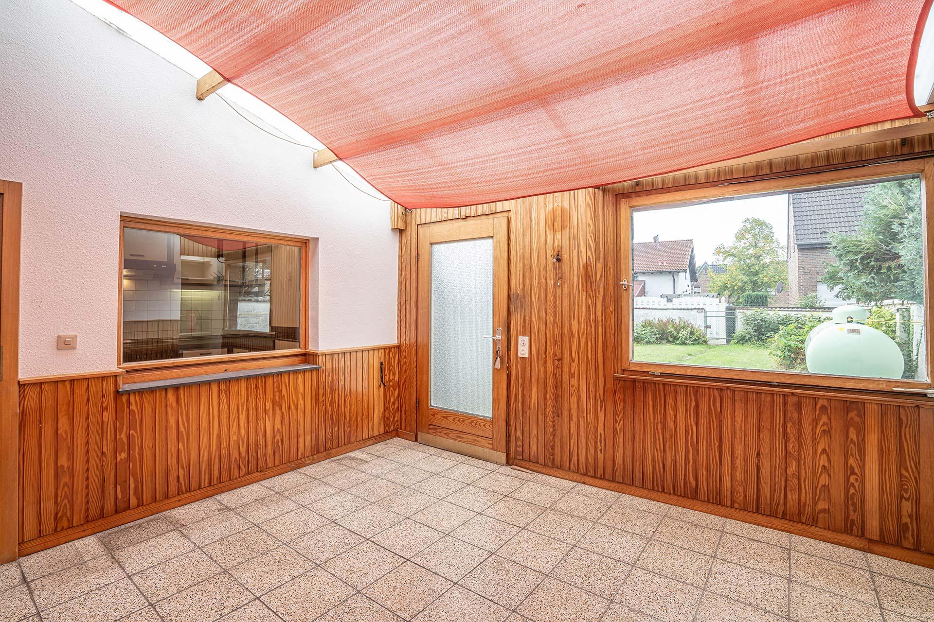 Die überdachte Terrasse ist von der Küche und dem Badezimmer erreichbar. Hier befindet sich auch ein möglicher Anschluss für die Waschmaschine. Reihenmittelhaus Kerpen