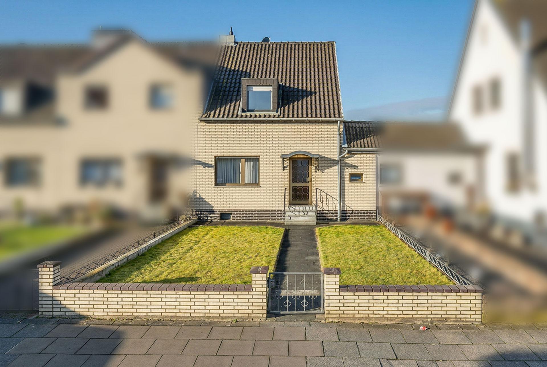 Blick über den Vorgarten auf die Immobilie. Der ungewühnlich große Vorgarten wartet auf eine neue Gestaltung. Reihenmittelhaus Kerpen