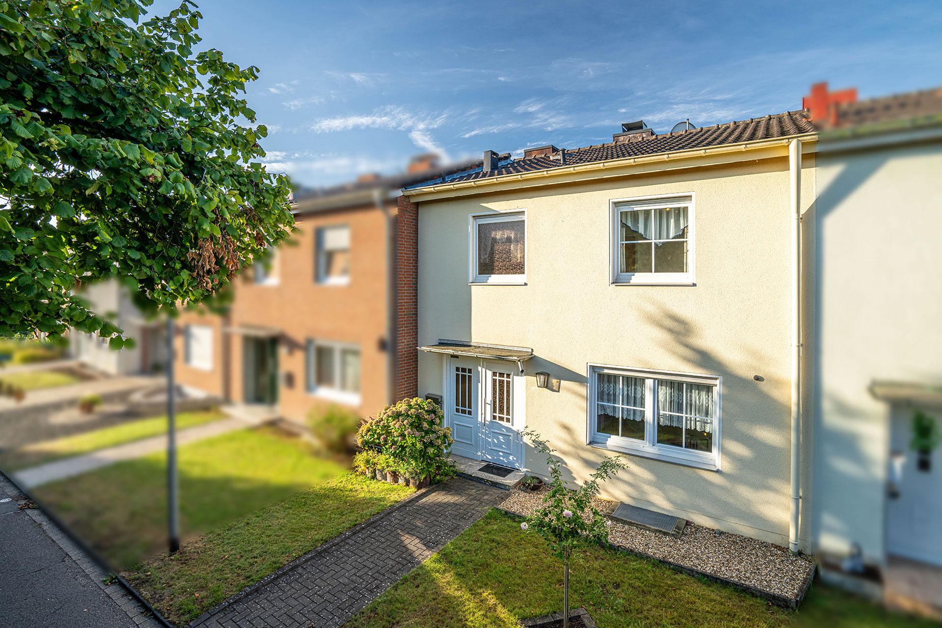 Die Vorderansicht der Immobilie von rechts. Reihenmittelhaus Erftstadt
