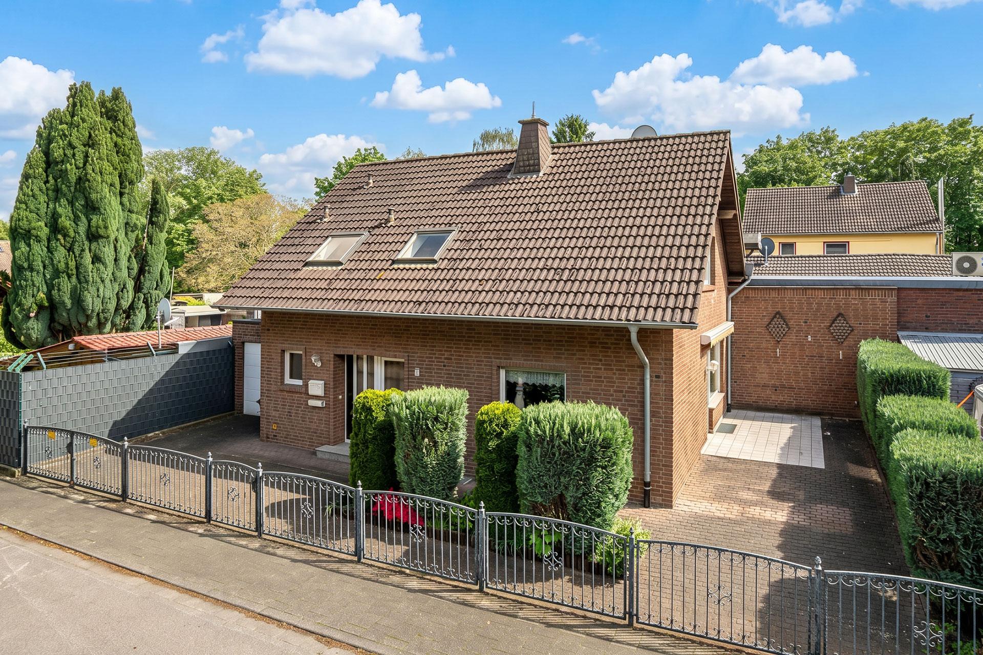 Das Foto zeigt das Einfamilienhaus mit Garage und Terrasse auf dem ca. 200 m² großen Grundstück. Einfamilienhaus Bergheim