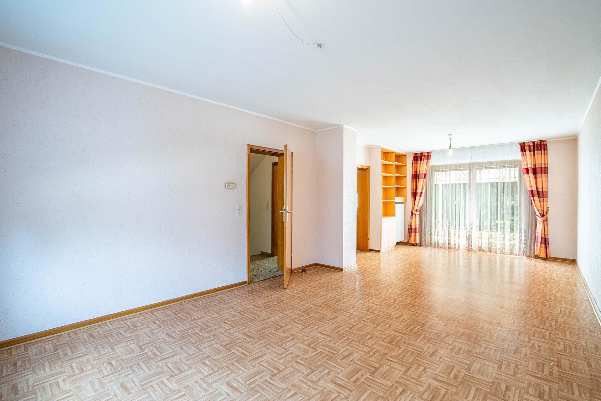 Der Wohn- und Essbereich von der anderen Seite des Raumes fotografiert. Der Blick geht zur Doppelflügeltür hinter der sich die Terrasse und der Garten befindet. Reihenmittelhaus Erftstadt