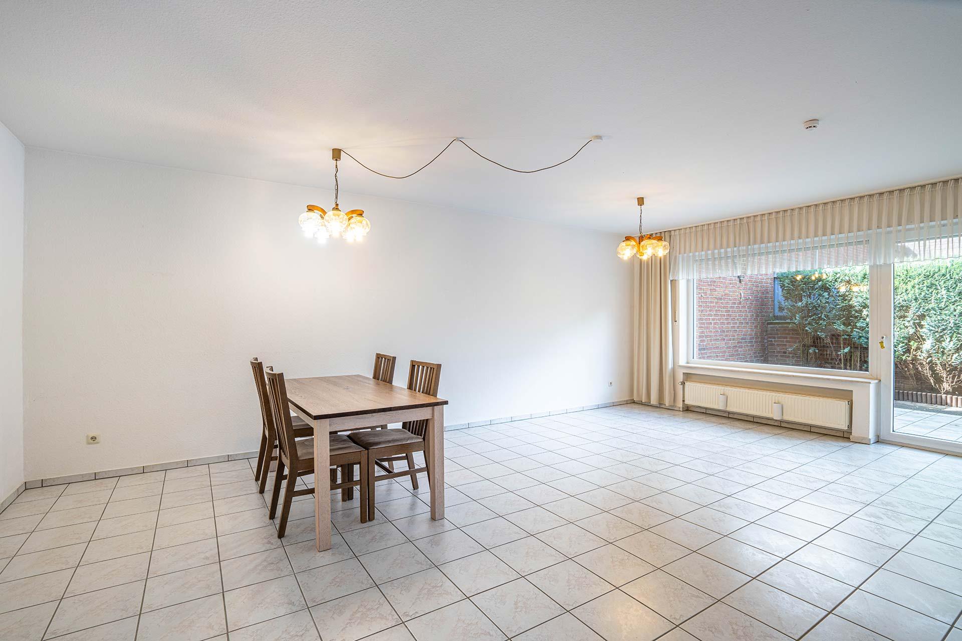Blick aus der Eingangsdiele in das Wohn-/Esszimmer mit Blick in Richtung der Terrasse. Einfamilienhaus Bergheim