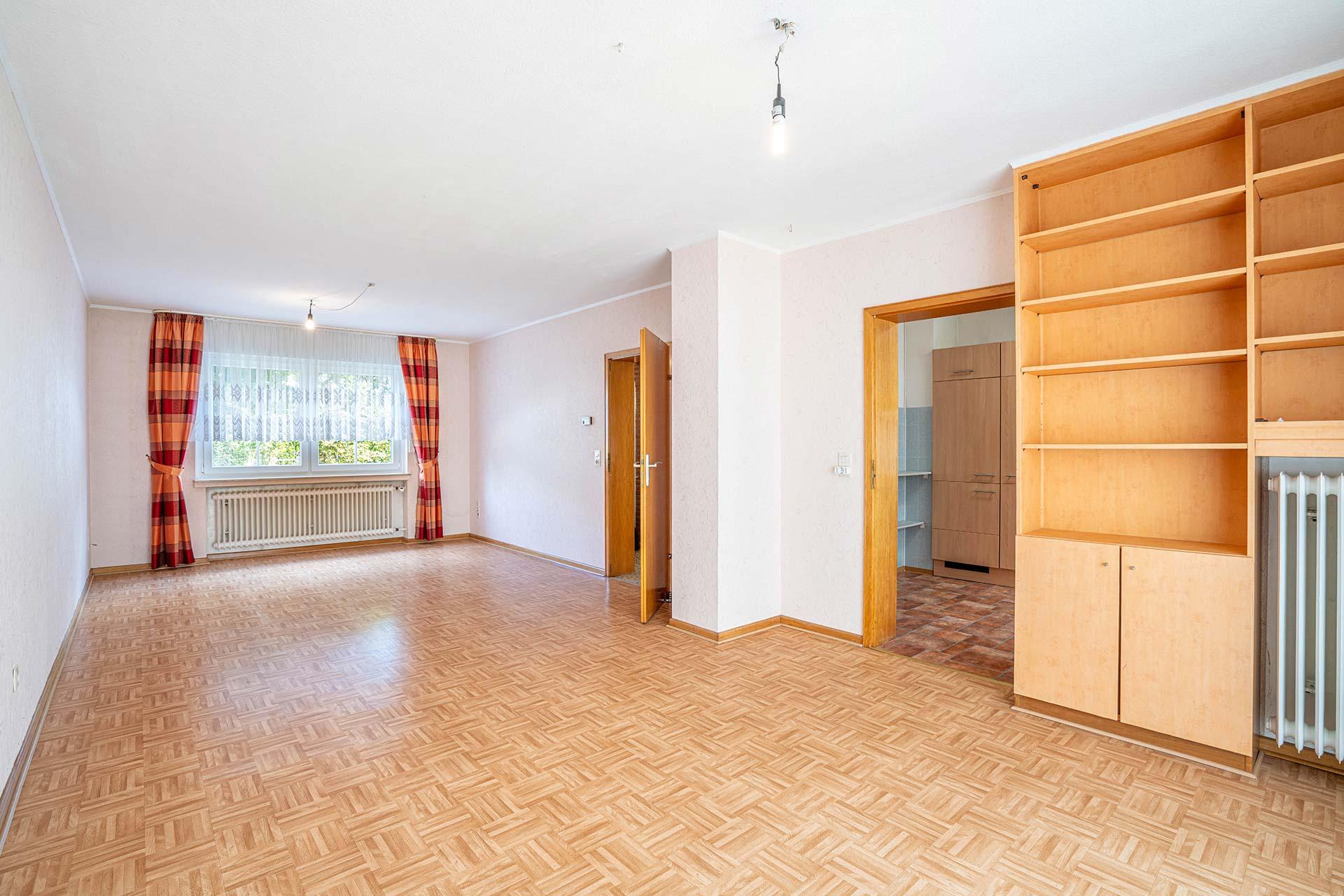 Der Wohn und Essbereich im Überblick mit den Türen zur Diele und in die Küche Reihenmittelhaus Erftstadt