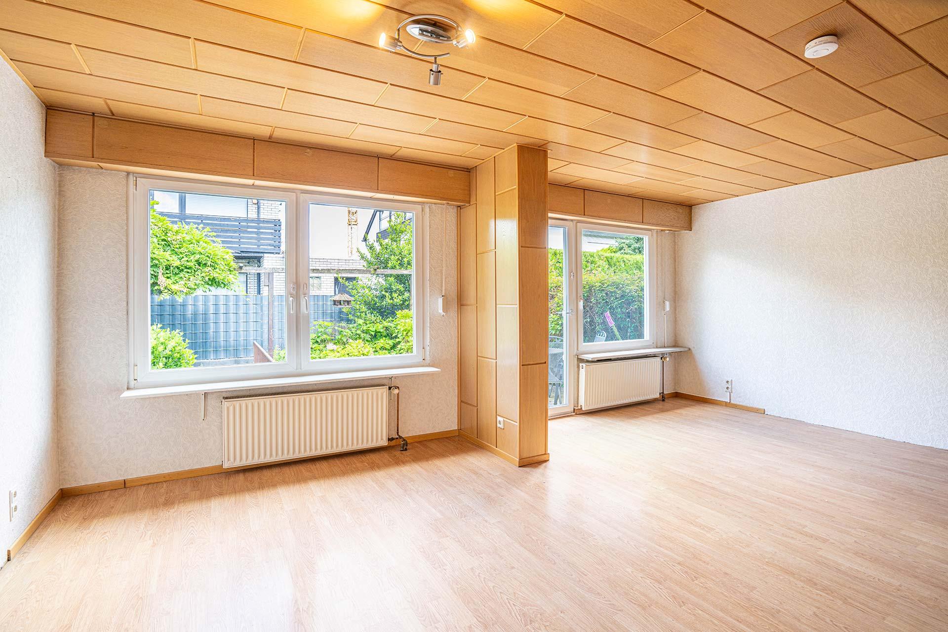 Die große Fensterfront im Wohn-/Essbereich mit Zugang zu Terrasse und Garten. Blick beim Eintreten aus der Diele. Doppelhaushälfte Bergheim