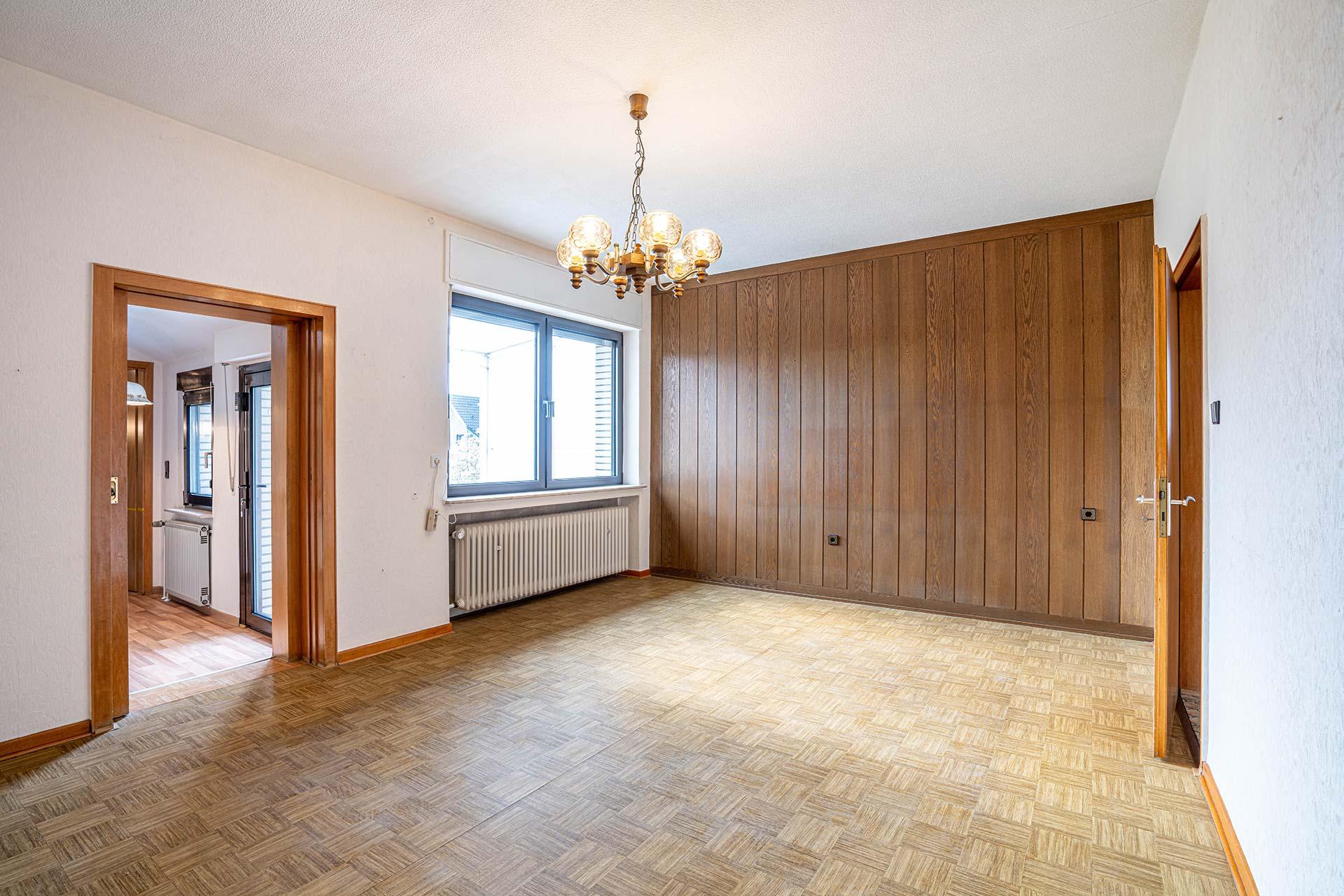 Das Wohn- und Esszimmer aus einer anderen Perspektive fotografiert.  Reihenmittelhaus Kerpen