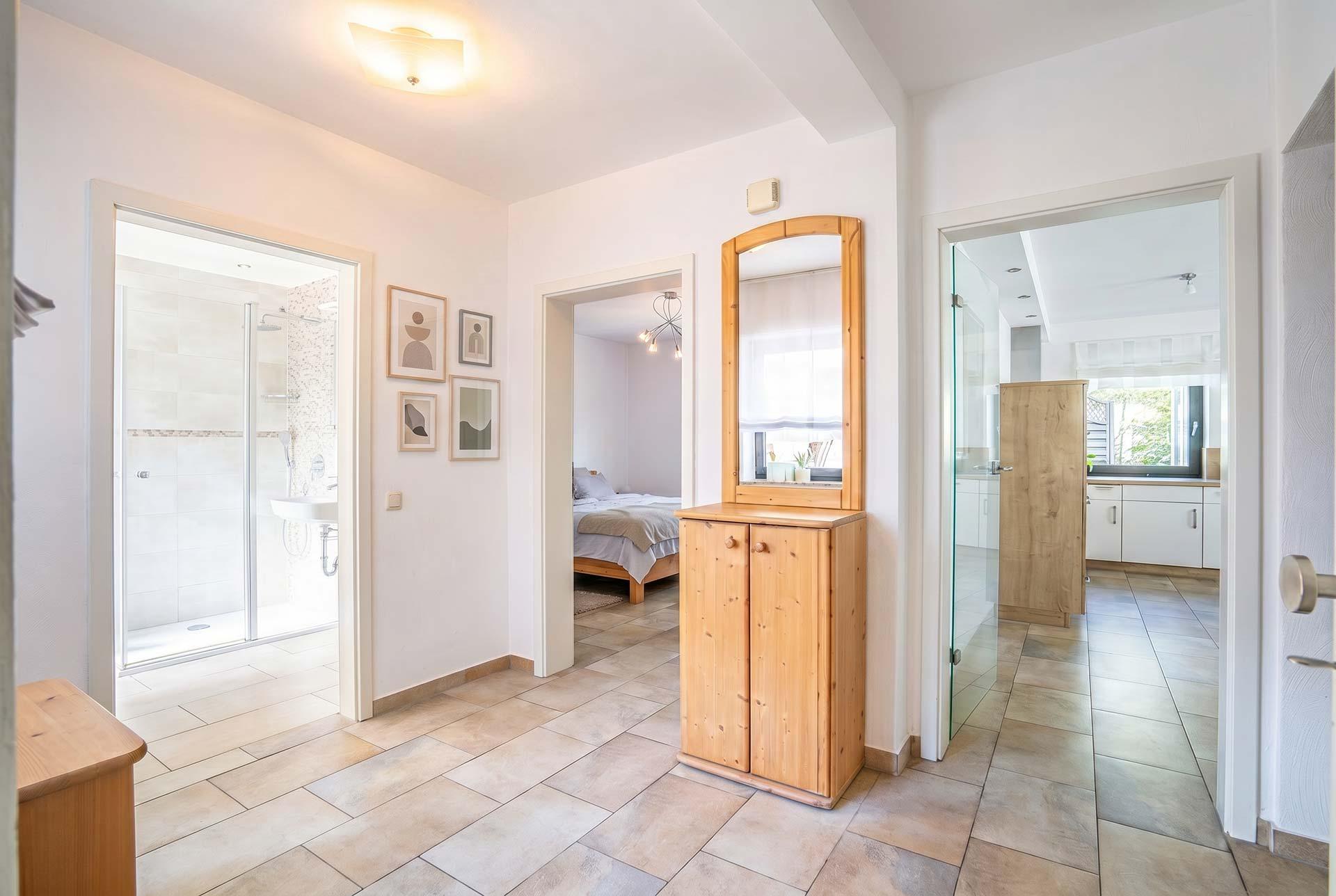 Die Diele in Wohnung #1 führt zum Wohn- und Esszimmer, dem Schlafzimmer und in das Bad. Eine Garderobe bietet zusätzlichen Stauraum. Immobilie Bedburg