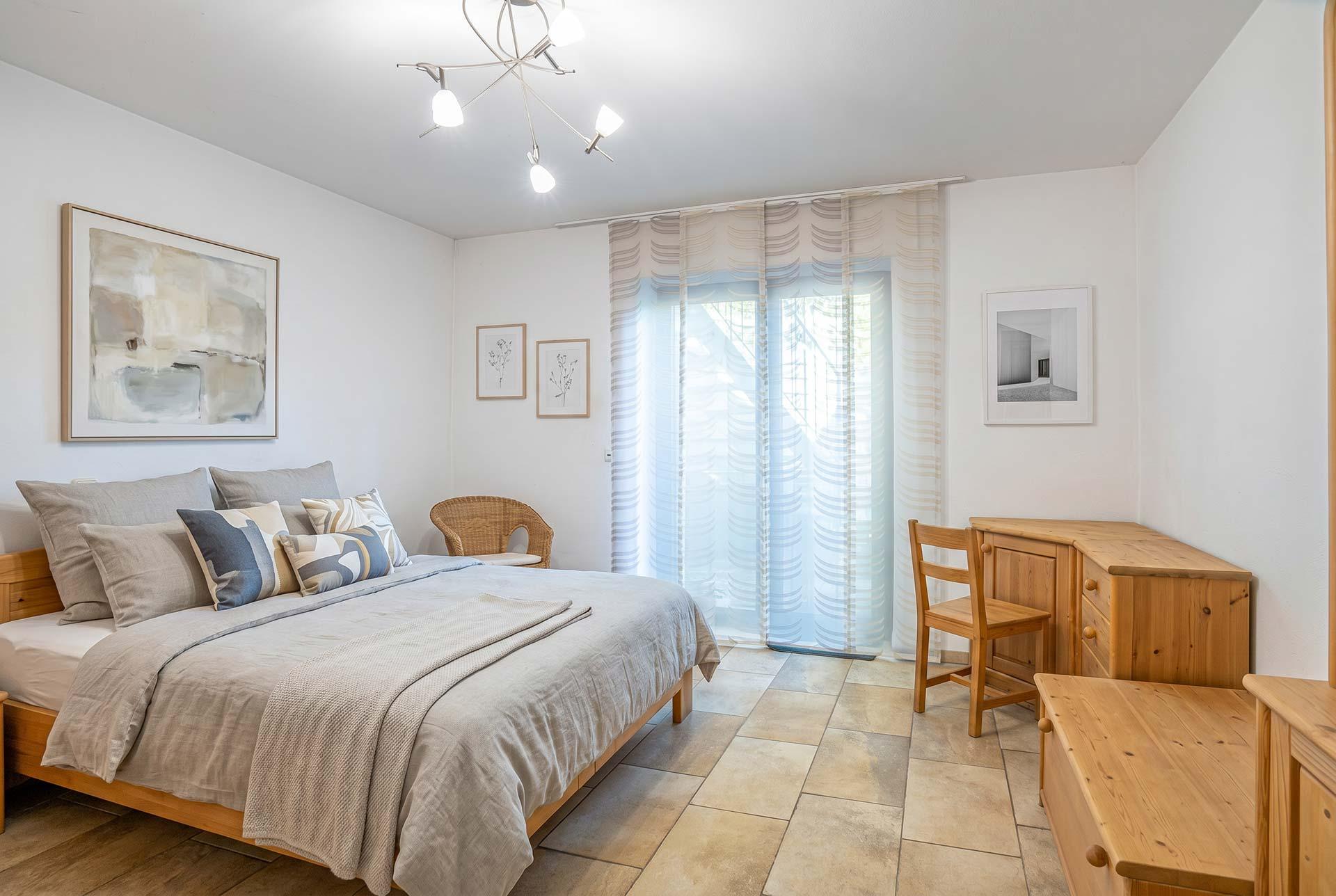 Das Schlafzimmer der Wohnung #1 mit Zugang zu Terrasse und Garten. Immobilie Bedburg