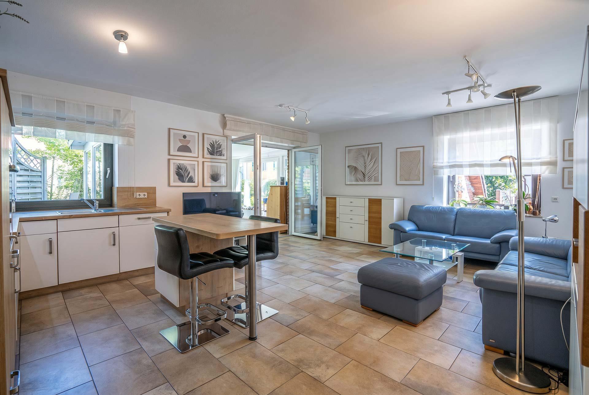Das Wohn- und Esszimmer aus Wohnung #1 bietet Zugang zum Wintergarten. Immobilie Bedburg
