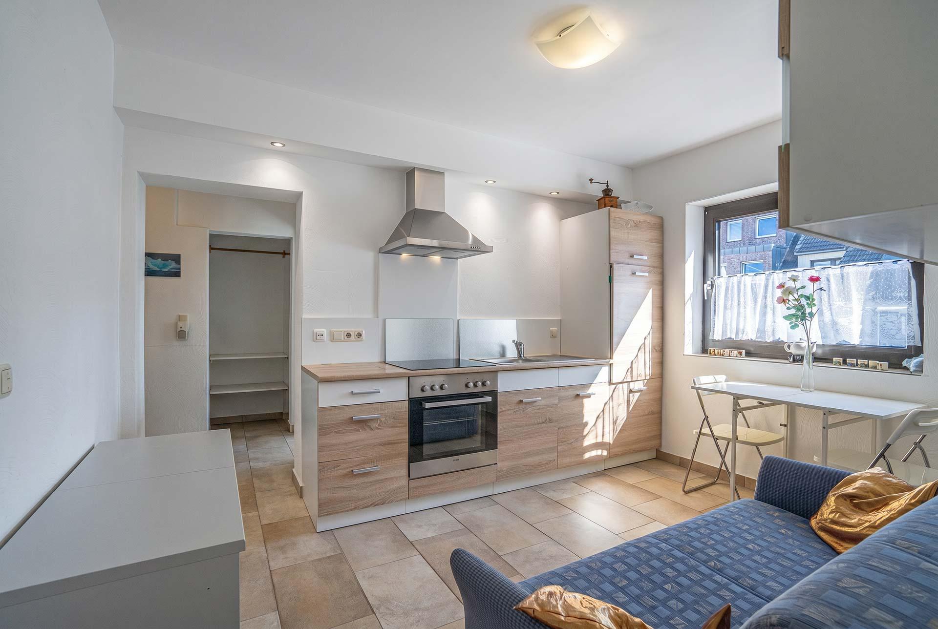 Die Küche in Wohnung #2 bietet platz für eine Küchenzeile und einen Frühstückstisch. Außerdem gelangen Sie von hier in das Schlafzimmer und das Wohnzimmer. Immobilie Bedburg