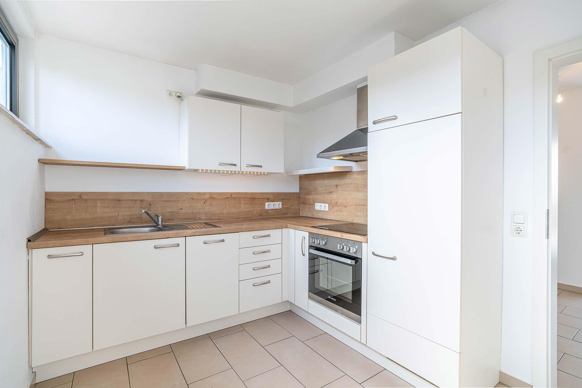 Die Küchenzeile in Wohnung #3 verbleibt im Haus und ist bereits im Kaufpreis enthalten. Immobilie Bedburg