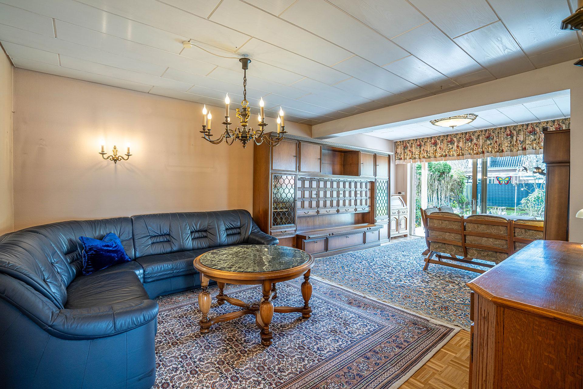 Wohn- und Esszimmer mit Blick in den Garten. Auf dem Bild erkennt man, wir der Anbau den Raum vergrößert hat. Bungalow Kerpen