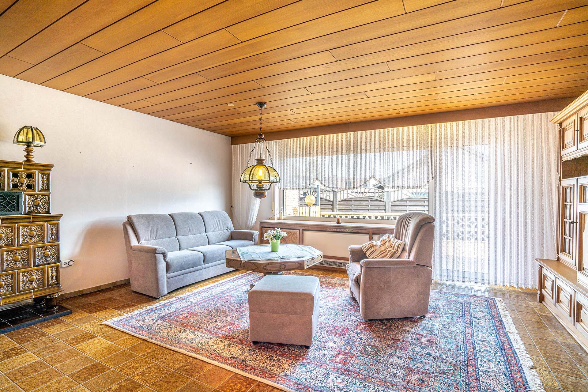 Das Wohnzimmer bei Eintritt aus der Diele. Bungalow Bergheim