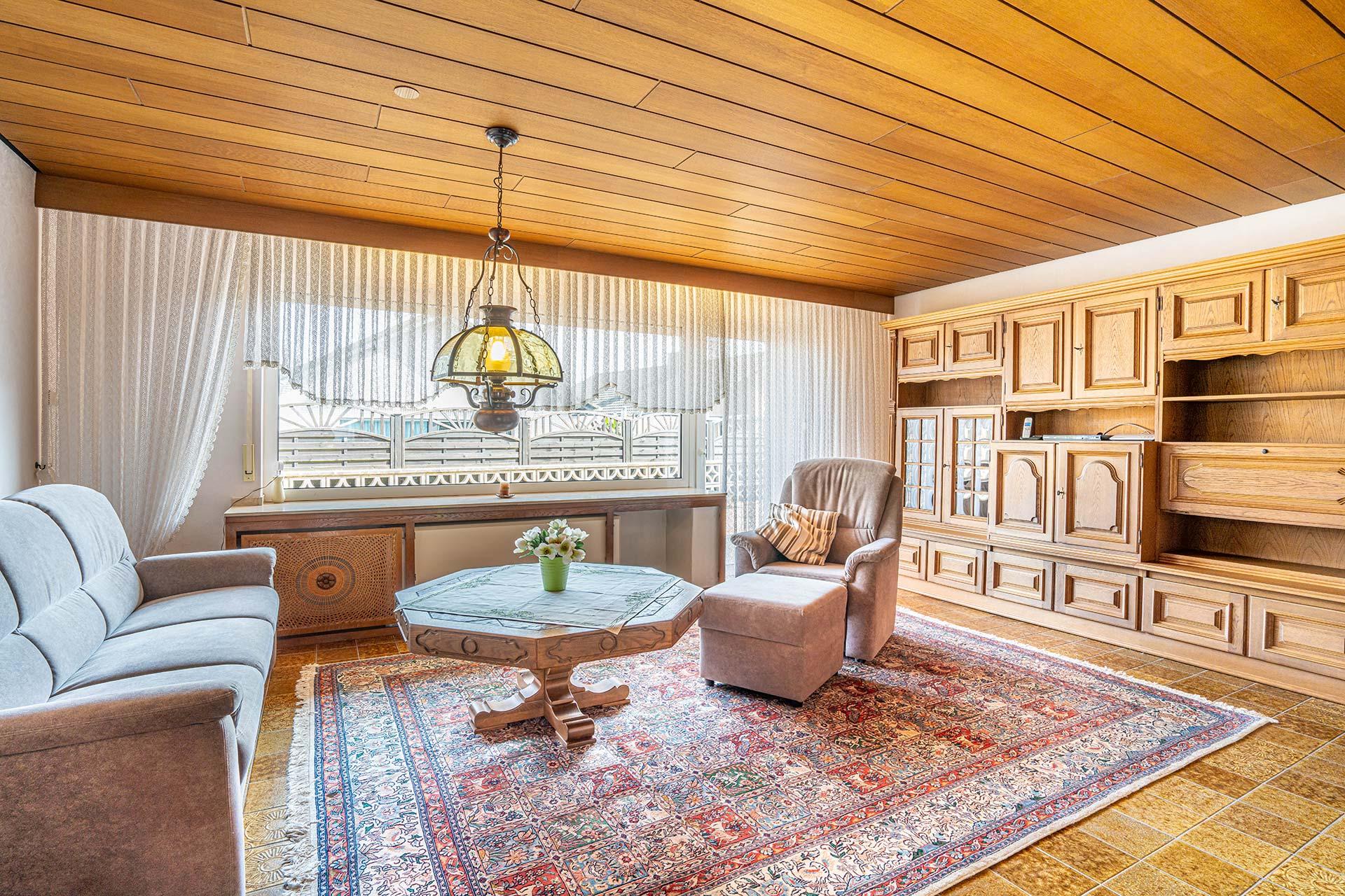 Blick in das Wohnzimmer aus dem Esszimmer. Bungalow Bergheim