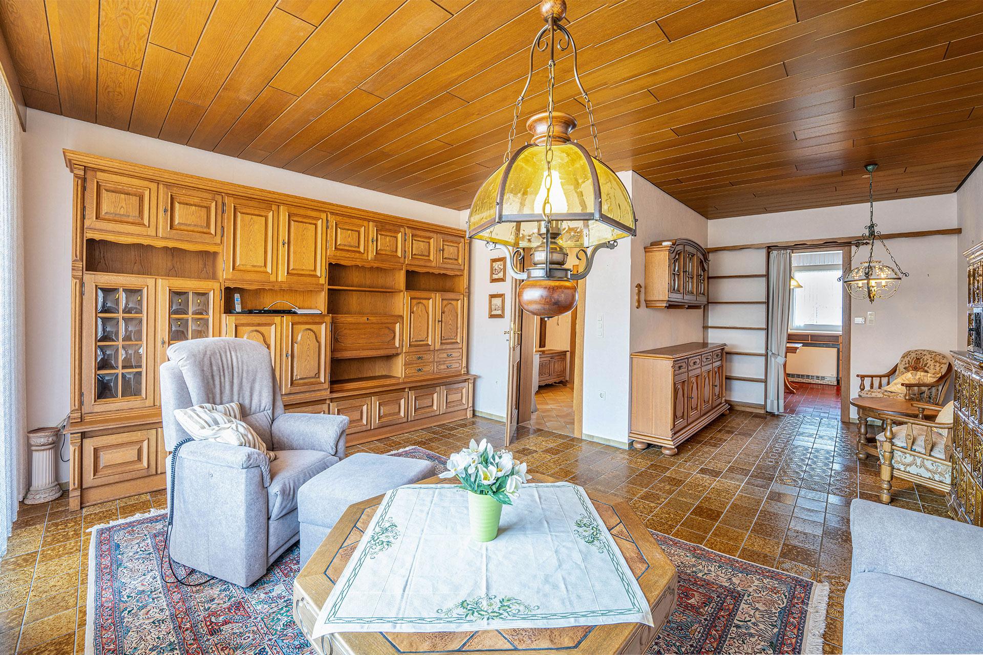 zusammengefügtes Panoramabild des Wohn- und Esszimmers Bungalow Bergheim