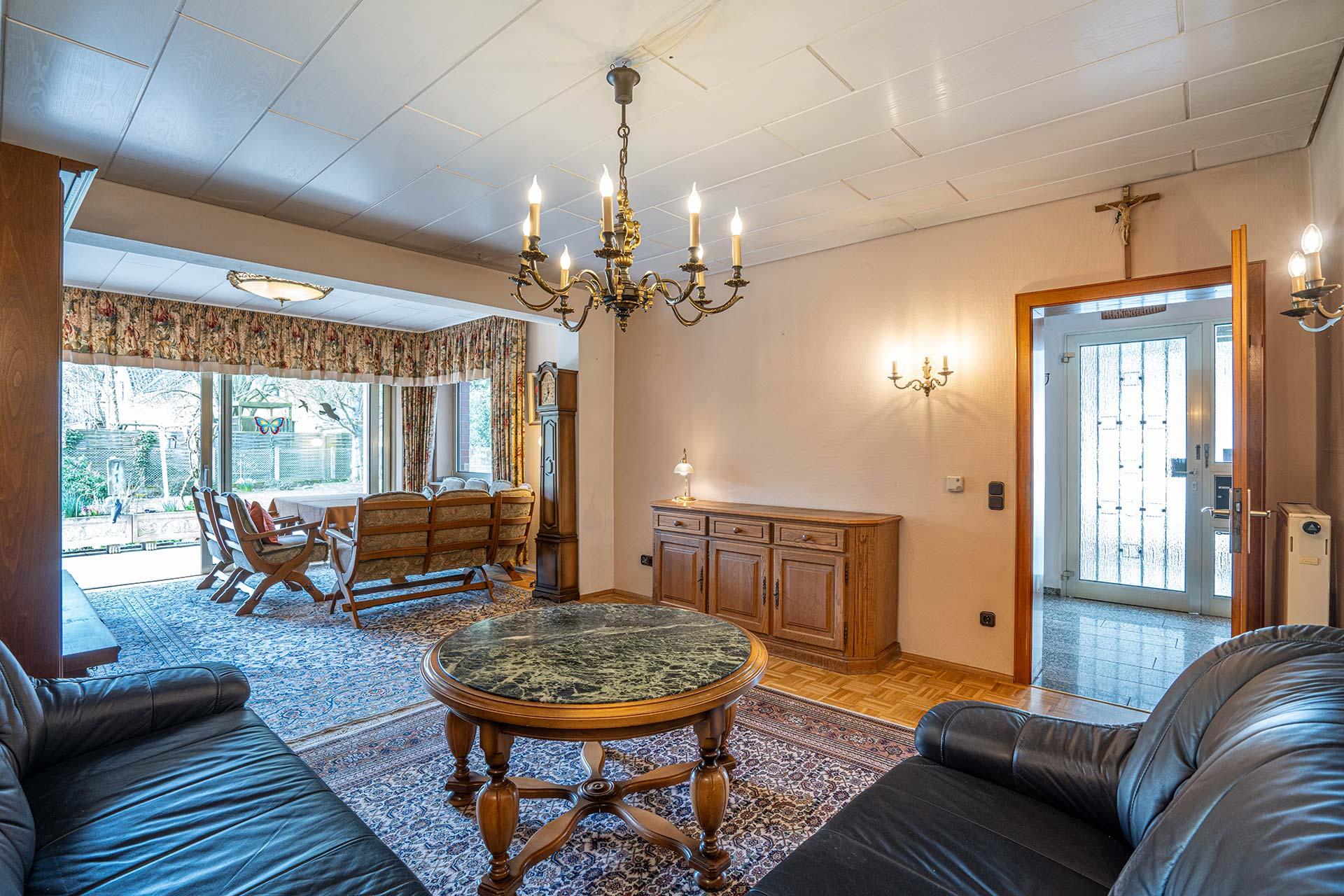 Das Wohn- und Esszimmmer aus einer anderen Perspektive fotografiert. Man erkennt die große Hebe-Schiebeanlage und das zusätzliche Fenster im Erdgeschoss. Bungalow Kerpen